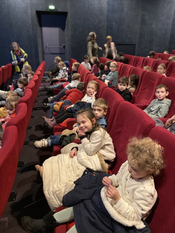 les-eleves-de-maternelle-vont-au-cinema